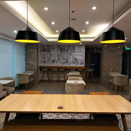 Holiday Inn Express Ahmedabad Prahlad Nagar, an IHG Hotel Exterior foto