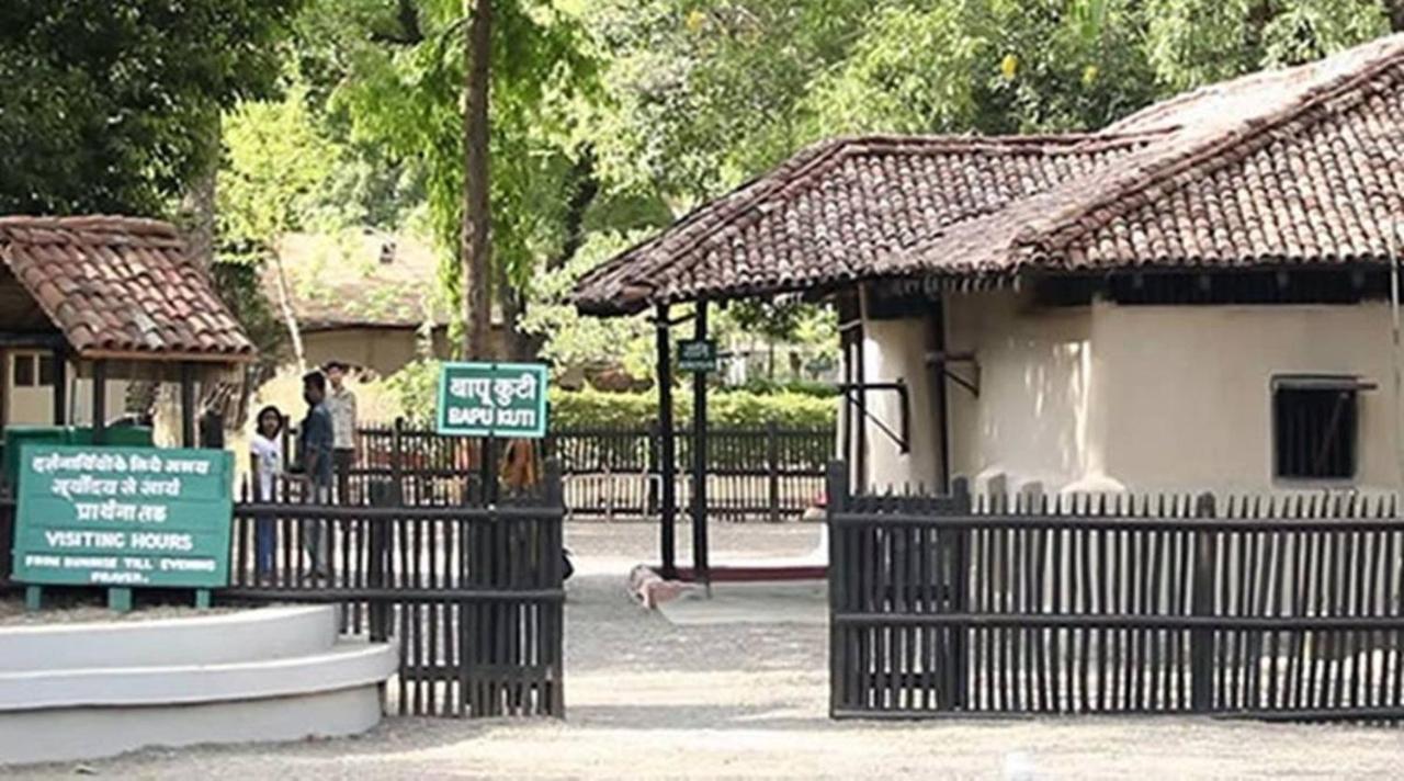 Holiday Inn Express Ahmedabad Prahlad Nagar, an IHG Hotel Exterior foto