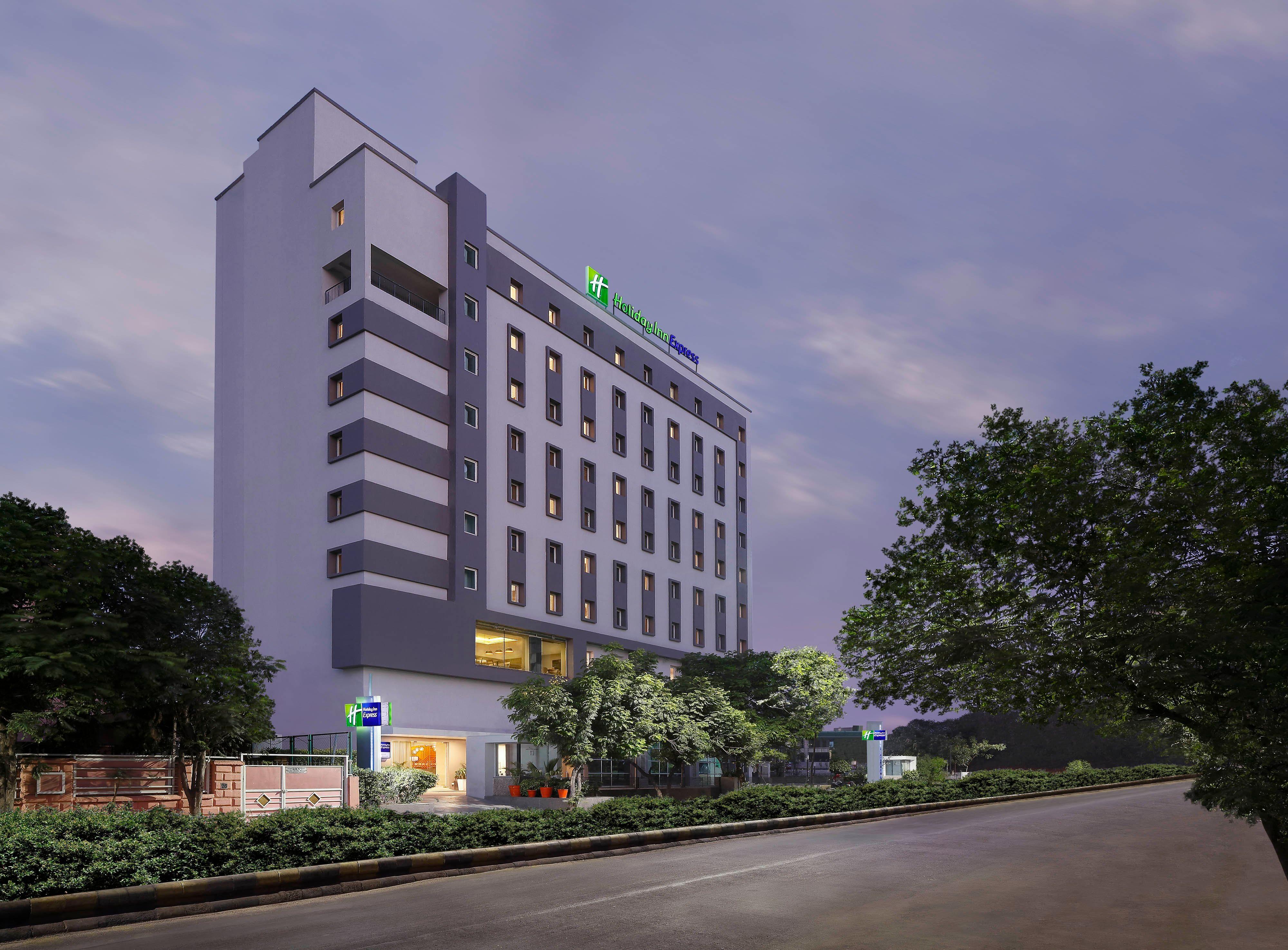 Holiday Inn Express Ahmedabad Prahlad Nagar, an IHG Hotel Exterior foto