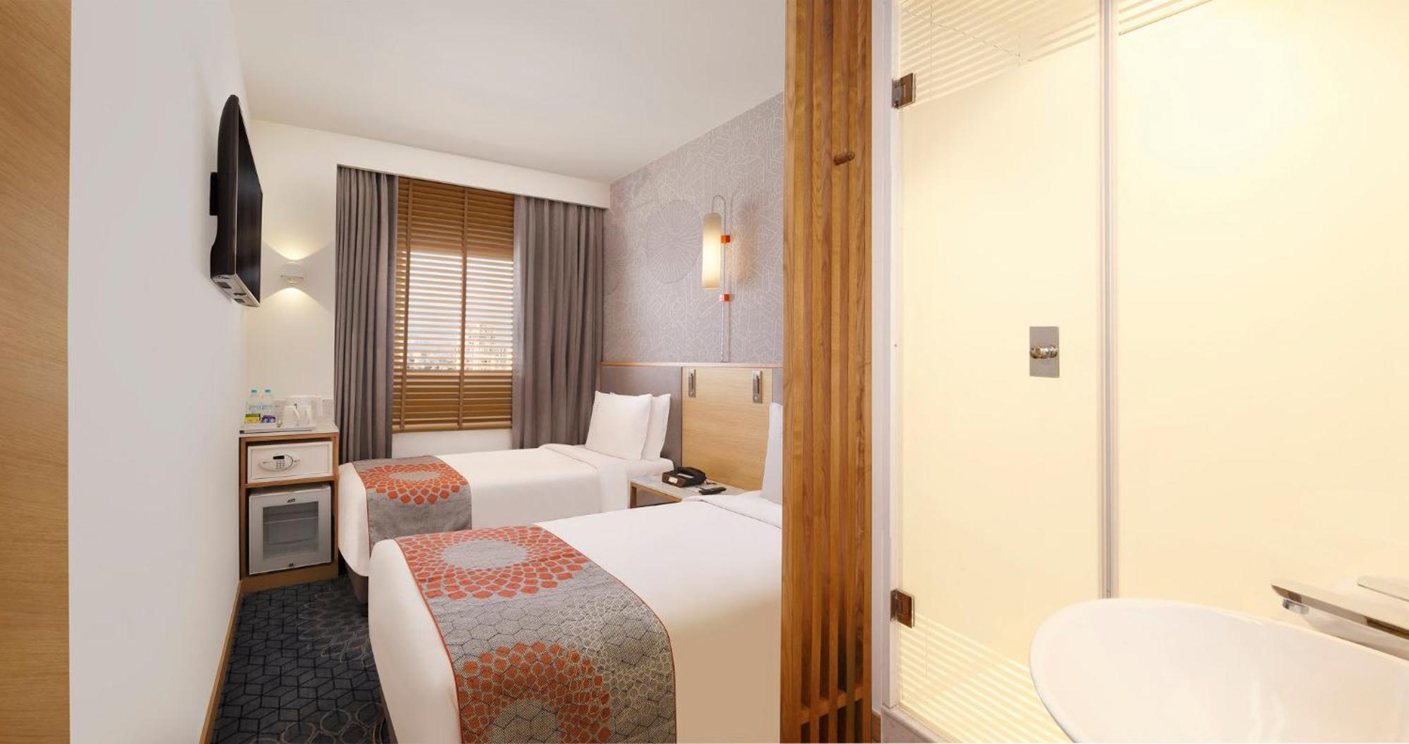Holiday Inn Express Ahmedabad Prahlad Nagar, an IHG Hotel Exterior foto
